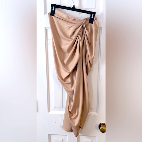 NWT PRETTY LITTLE THING Ruched Side Midi Skirt. COLOR: Natural. SIZE: (U… - Picture 3 of 10